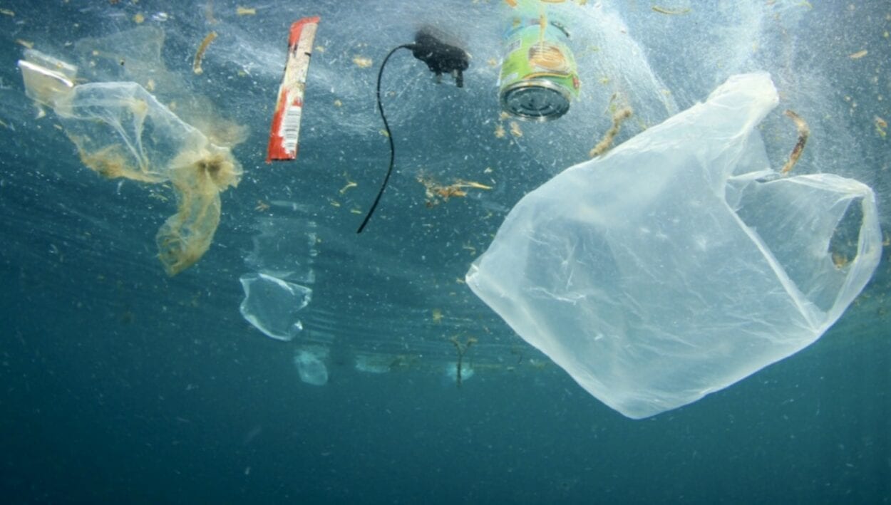 Fundo do mar poluído com plástico 