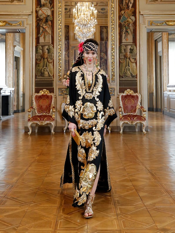 Modelo branca com luxuoso caftan preto trabalhado com ricas flores bordadas em dourado - Dolce & Gabbana Virtual masculino 
