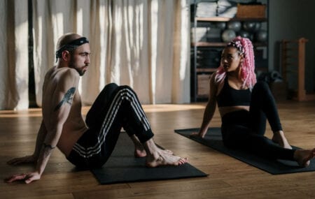 Foto de casal treinando na academia