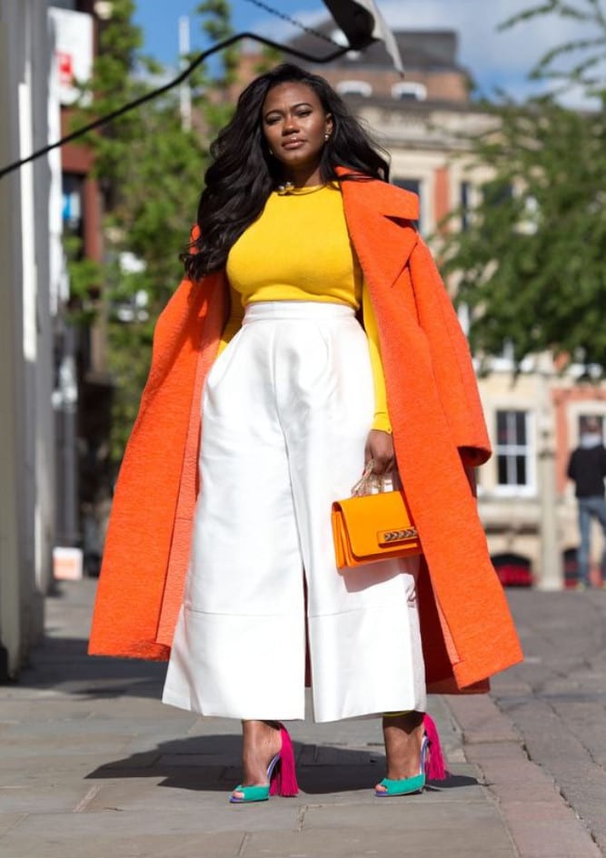 Foto de mulher negra super estilosa com casaco laranja - Sou plus size