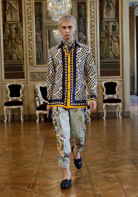 Look masculino trabalhado com camisa de estampa geométrica e calça com estampa floral vintage - Dolce & Gabana Virtual