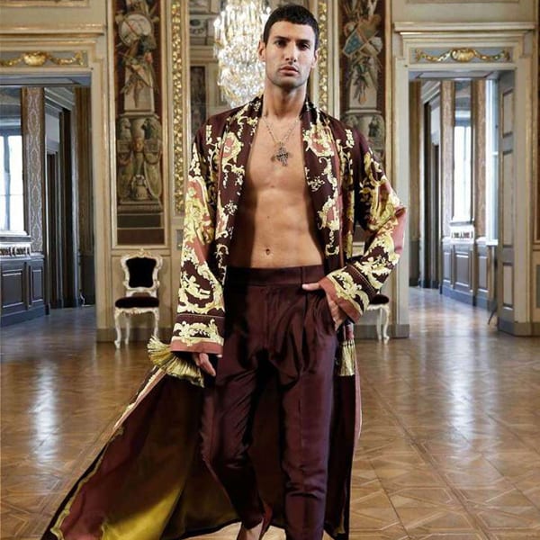 Modelo com kimono e calça de pijama vinho - Dolce & Gabbana Virtual