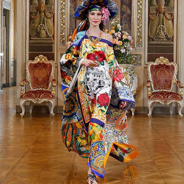  Look trabalhado com mix de estampas de lenço e kimono - Dolce & Gabbana Virtual