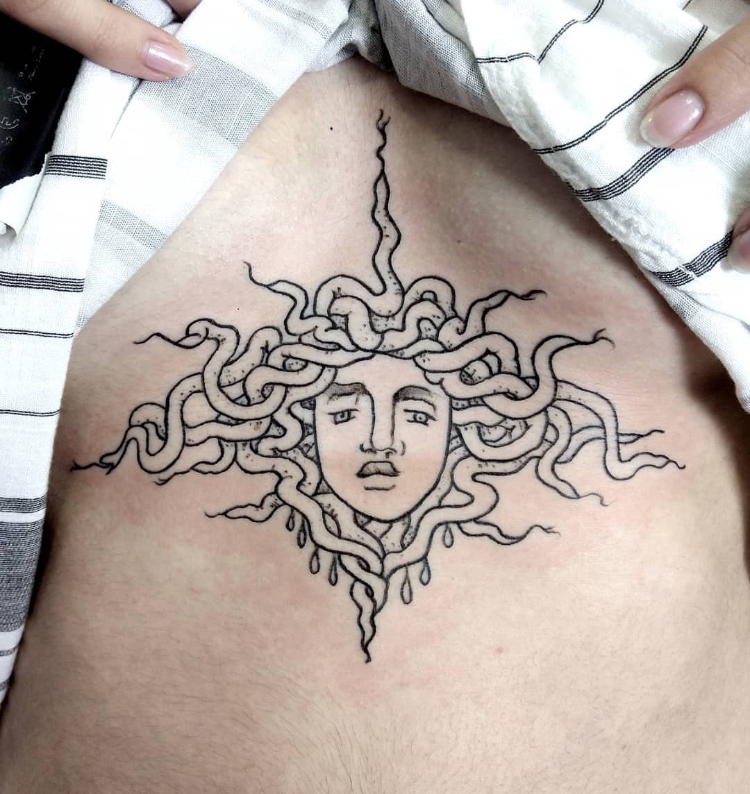 tatuagem de medusa minimalista