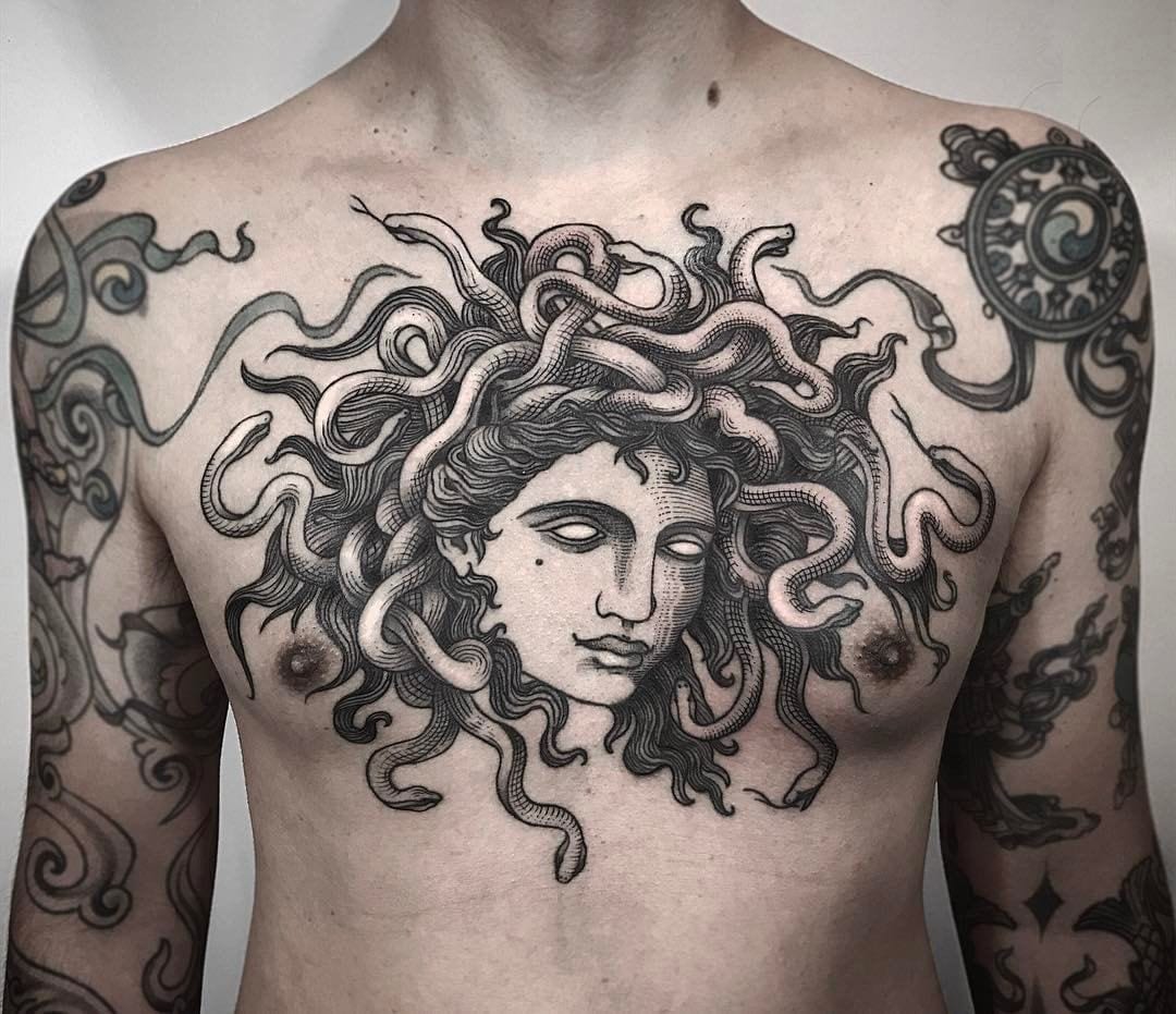 medusa tatuada no peito