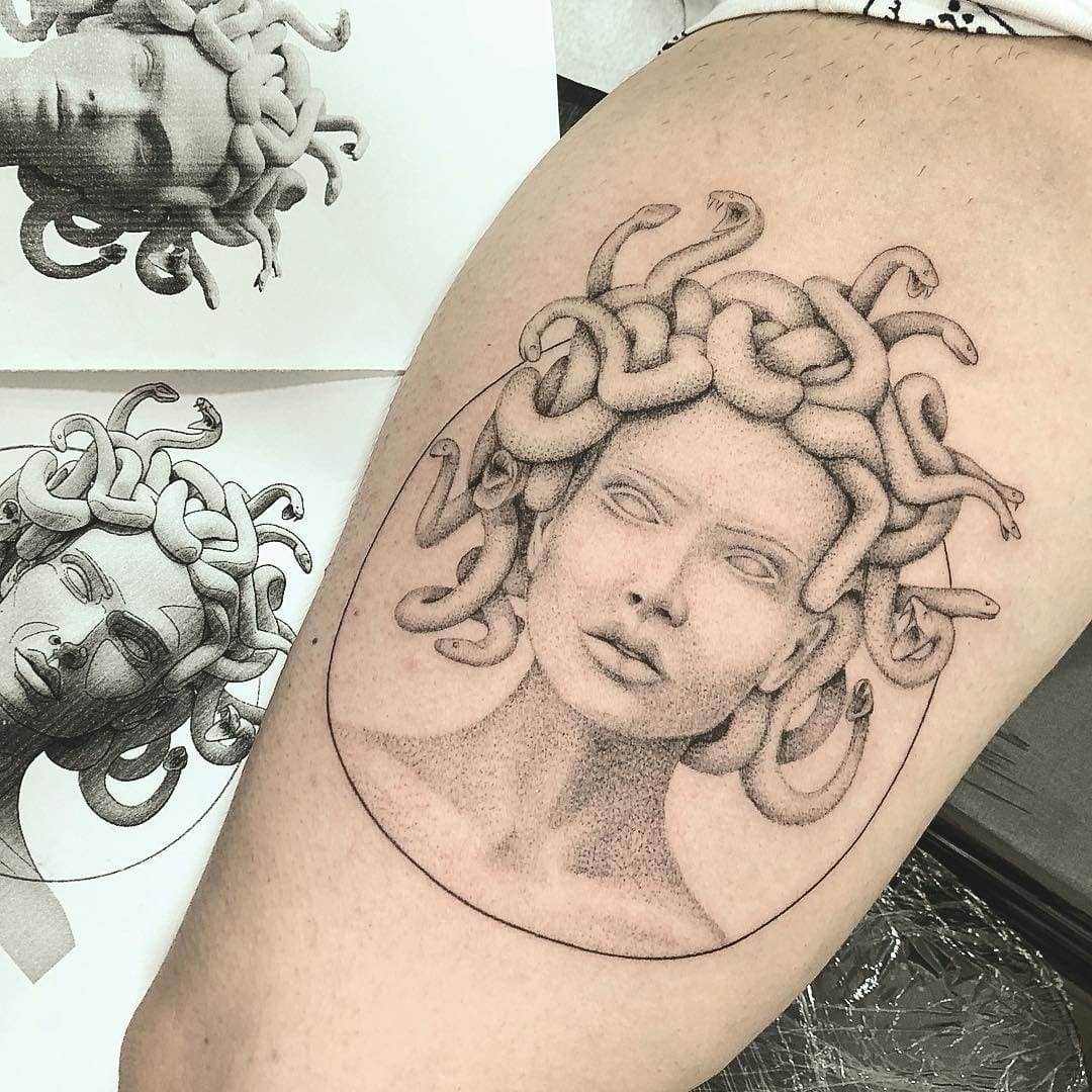 tatuagem de medusa e geométrico