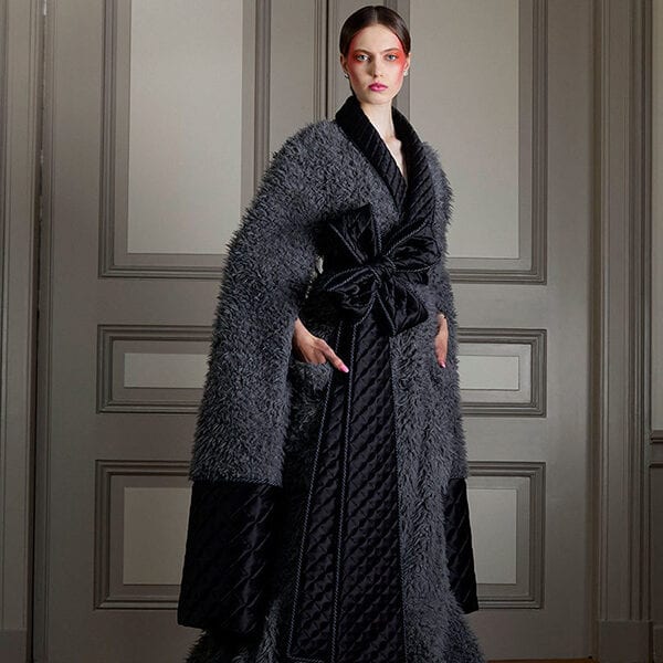 Desfile de Inverno 2021 Viktor & Rolf, modelo usa quimono feupudo Desfile de Inverno 2021 Viktor & Rolf: quimono