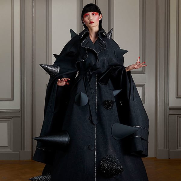 Desfile de inverno 2021 da Viktor & Rolf - Moda estilizada de pijamas com spiker Desfile de inverno 2021 da Viktor & Rolf - Moda estilizada de pijamas