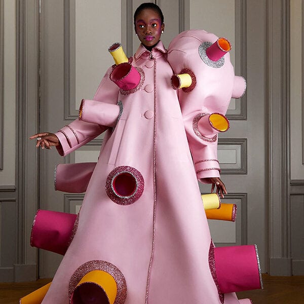 Agora Vestido rosa escultural estilo pijama divertido da Viktor & Rolf Inverno 2021 Por fim, Vestido rosa escultural pijama divertido da Viktor & Rolf Inverno 2021