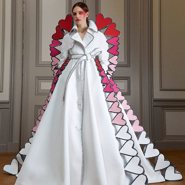 Desfile Inverno 2021 Viktor & Rolf - Look de casaco escultural decorado com corações Desfile Inverno 2021 Viktor & Rolf