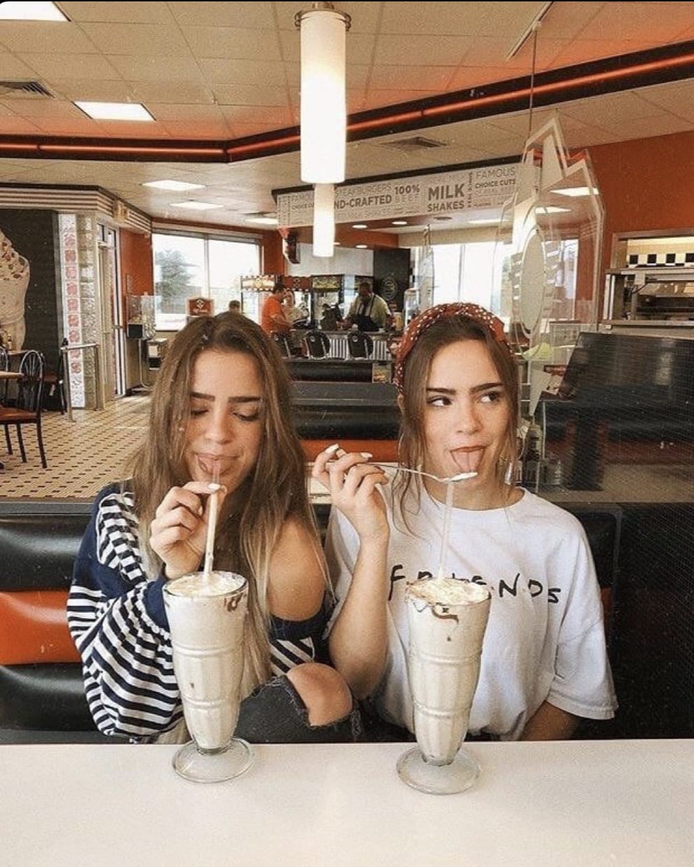 Foto amigas com milk shake