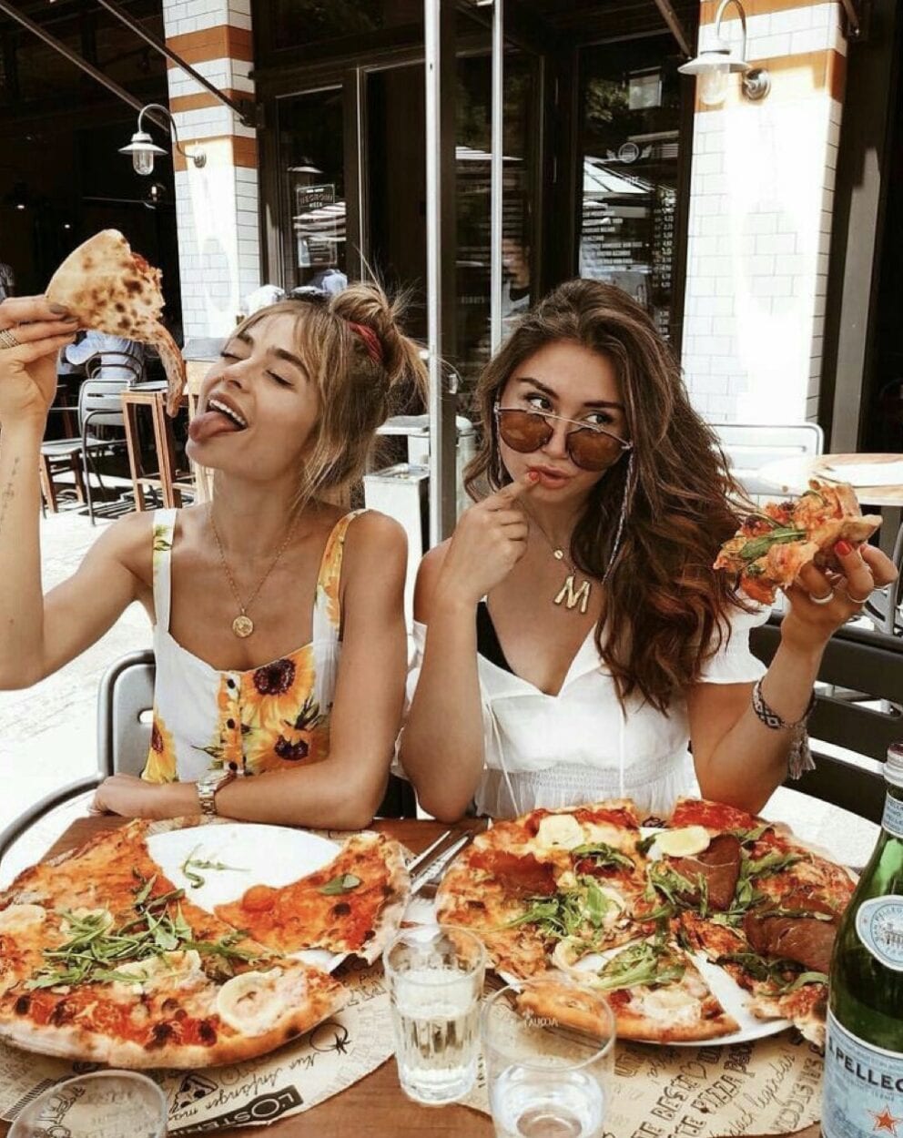 Foto amigas com pizza