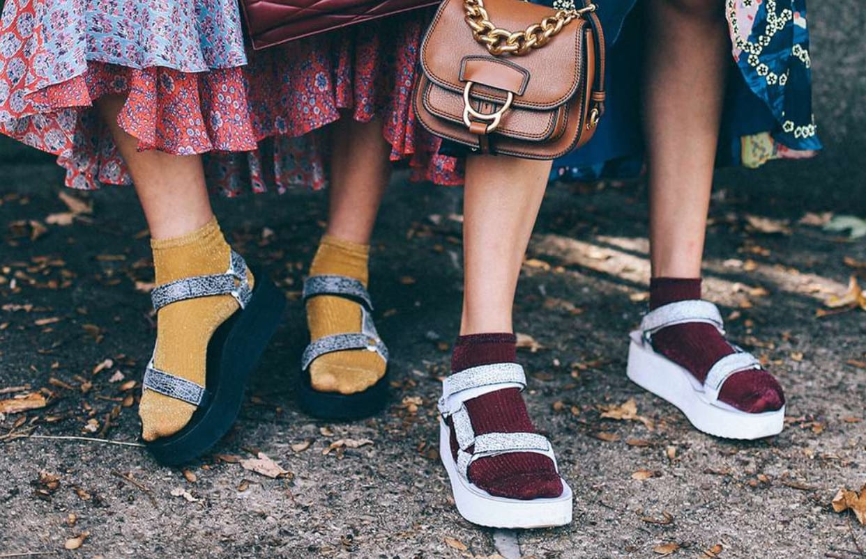 sandálias Birken com usadas com meias coloridas