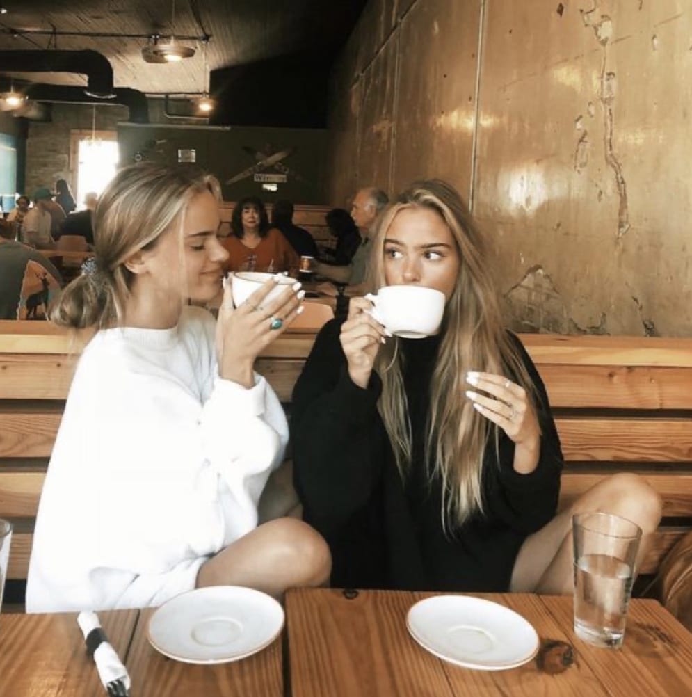 Foto amigas tomando café