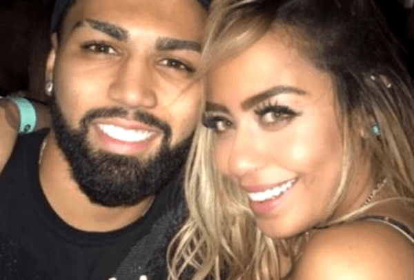 Gabigol e Rafaella Santos, ambos sorrindo, fazem selfie postada no Instagram Irmã de Neymar, Rafaella Santos teve Covid-19