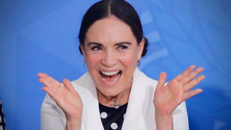 Regina Duarte sofre queda