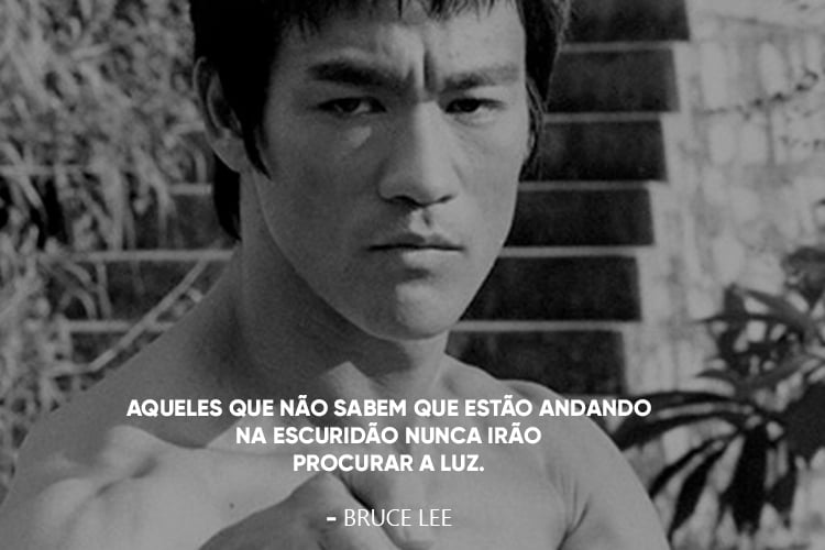 Foto do Bruce Lee, acompanhada da frase: 17.Aqueles que não sabem que estão andando na escuridão nunca irão procurar a luz.