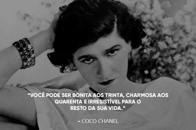 Coco Chanel com a frase: "Você pode ser bonita aos trinta, charmosa aos quarenta e irresistível para o resto da sua vida"