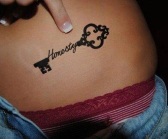 Aqui foto de barrica com tatuagem de chave e a palavra Honesty 