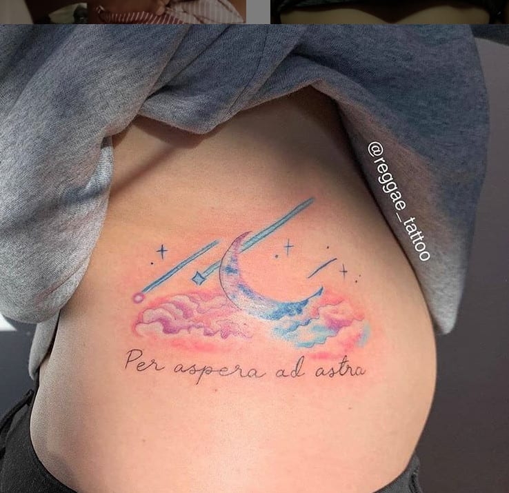 Foto de tatuagem colorida de céu com lua e frase