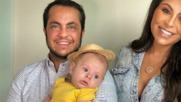Thammy Miranda, a mulher Andressa Ferreira e o filho Bento posando para foto em família. Thammy Miranda posta foto com família