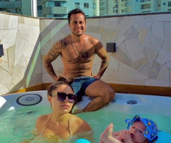 Thammy Miranda, a esposa Andressa Ferreira e o filho Bento juntos na piscina posam para foto publicada no Instagram Thammy Miranda posta foto com família