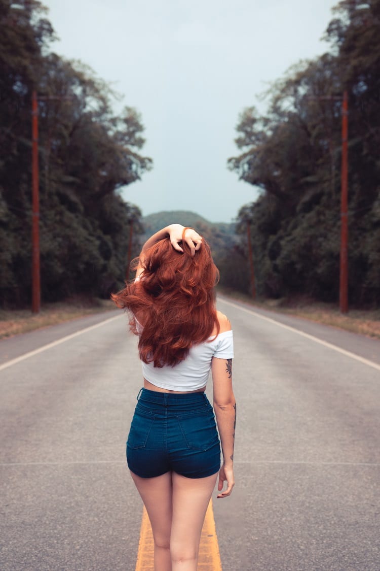 foto tumblr de menina ruiva, de costas, segurando o cabelo