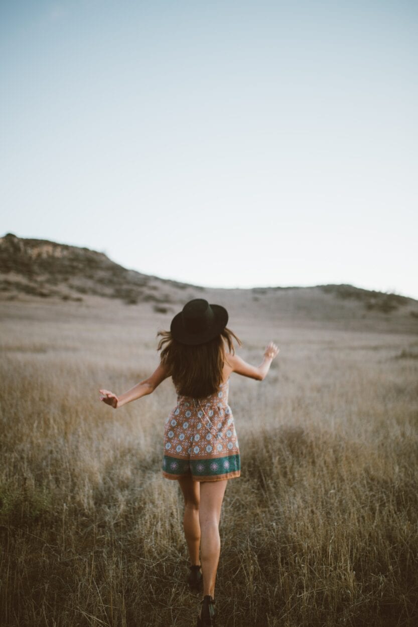 aqui Menina de costas andando em um campo, legendas para fotos Tumblr