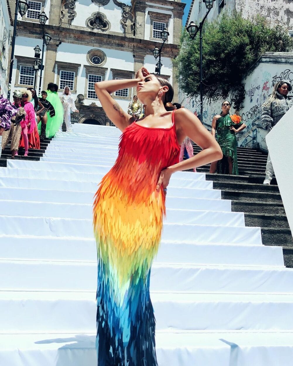 Anitta na escada de igreja para gravação de "Me gusta"