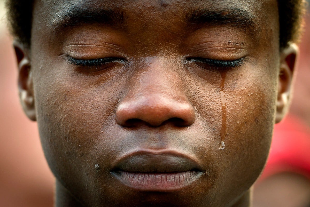 Homem negro chorando.