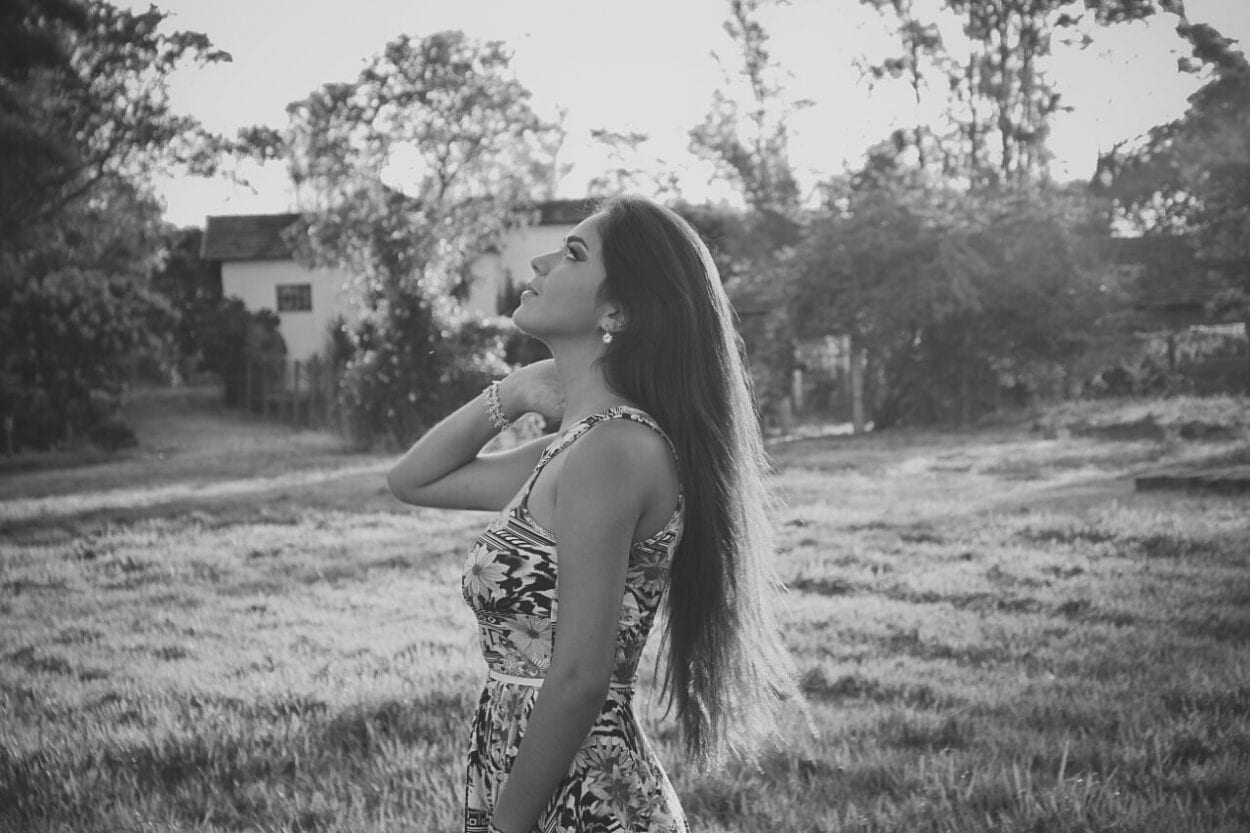 Laila Lopes em foto na natureza, preto e branco. Foto de Laila Lopes em Minas Gerais