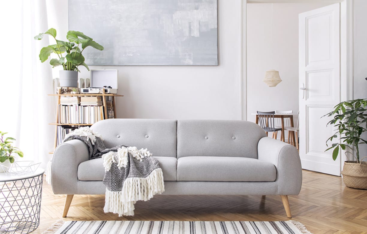 Decoração minimalista sofá cores neutras
