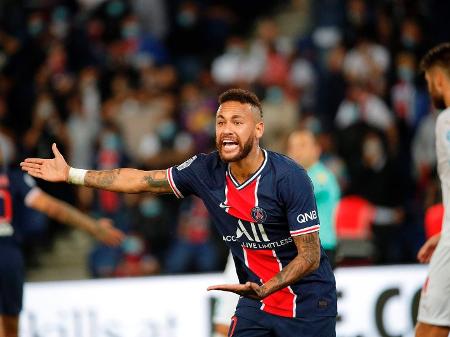 Neymar Jr. é vítima de racismo e na imagem aparece em campo, usando uniforme e com os braços apontando par ao adversário com expressão de reclamação Neymar Jr. é vítima de racismo