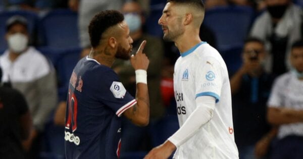 Na imagem é possível ver os jogadores Neymar Jr. e Álvaro Gonzáles em campo. Ambos usam uniforme. Neymar aponta o dedo para o adversário Neymar Jr. é vítima de racismo