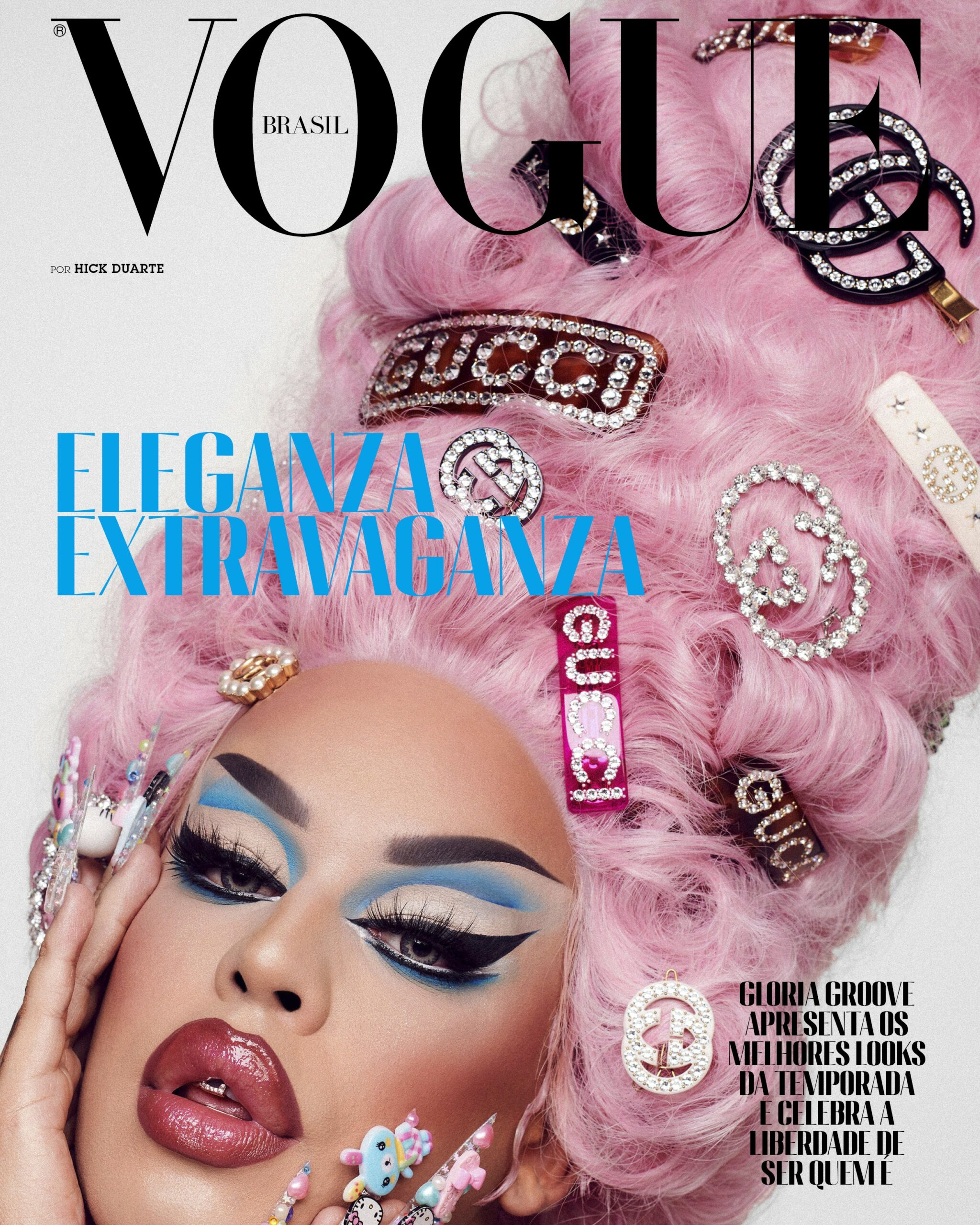 Glória Groove aparece com peruca rola e diversas presilhas no cabelo, sombra azul, unhas grandes e boca vermelha, Pabllo Vittar é capa da Vogue Brasil 4
