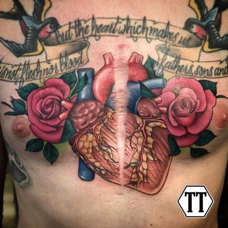 Tatuagem de coração com flores cobrindo cicatriz grande no peito