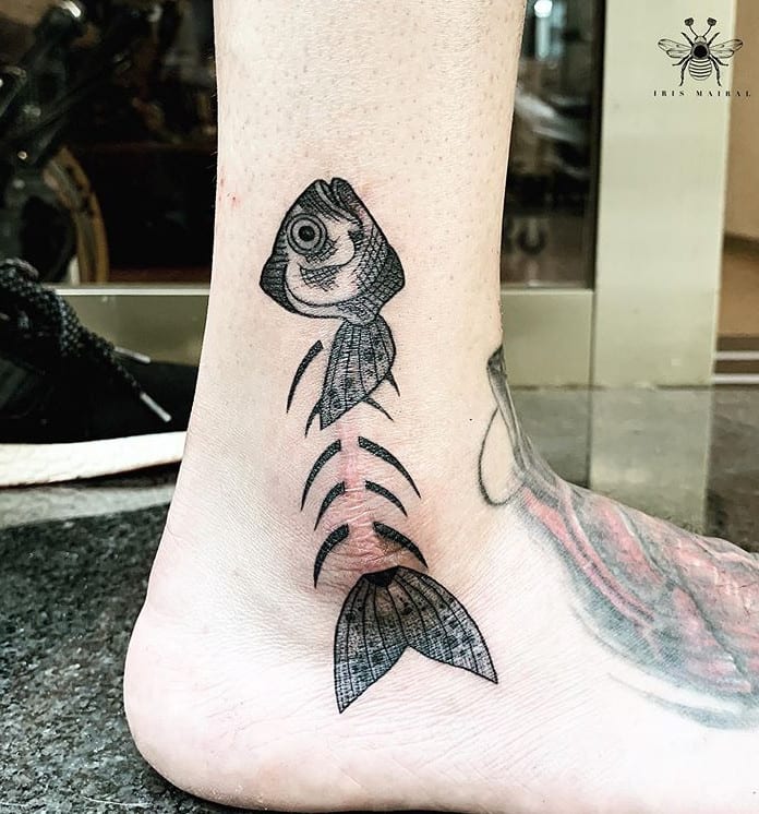 Tatuagem de peixe em cicatriz no tornozelo