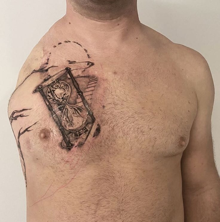 Tattoo peito em homem sem ombro e braço