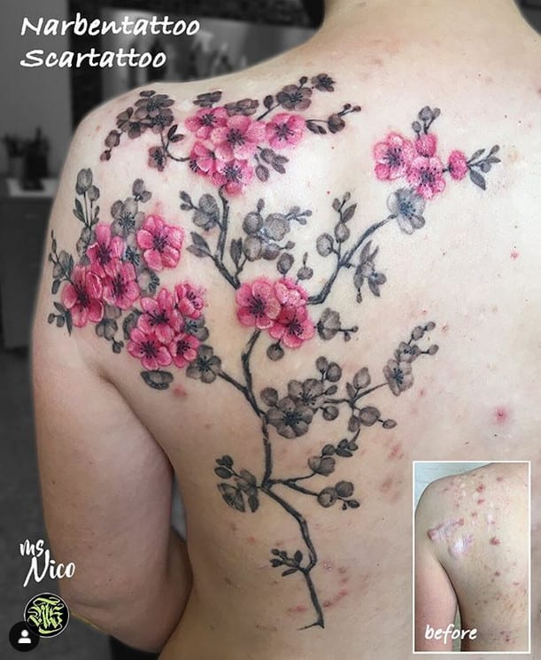 Tatuagem de ramo de flor de cerejeira em cicatriz nas costas