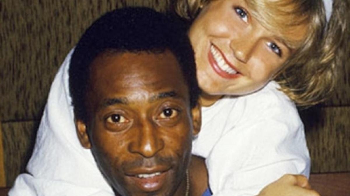 Na foto aparecem Xuxa e o jogador Pelé. Ela aparece abraçando Pelé, os dois estão sorridentes e com os rostos aproximados. Xuxa confirma saída da Record