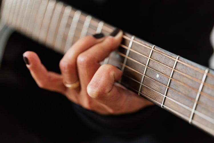 mulher tocando violão