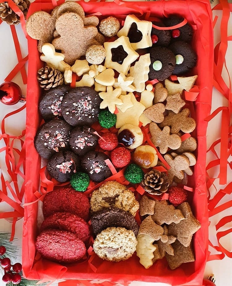 caixa vermelha com biscoitos de Natal