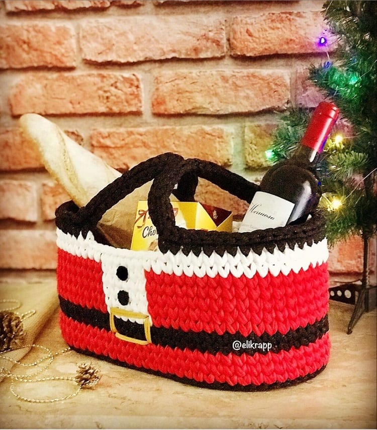 cesta de crochê que imita a roupa do Papai Noel