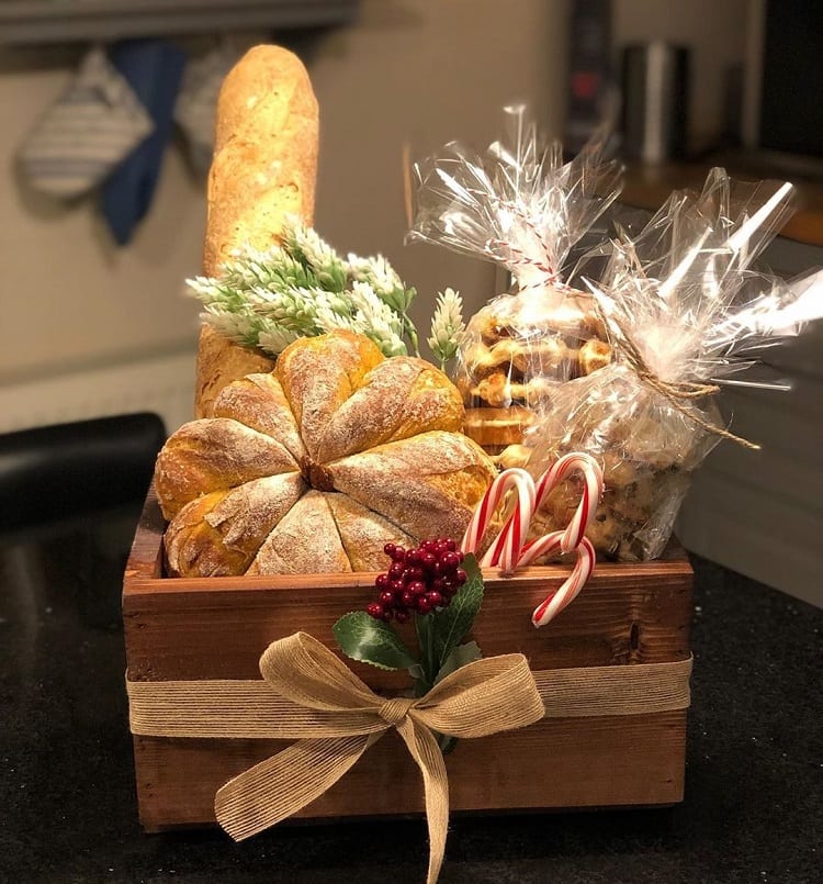 caixa de madeira com pães e biscoitos caseiros