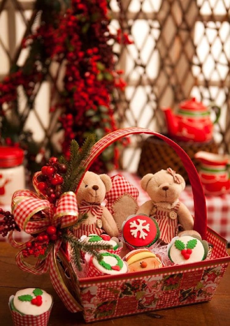 dois ursos de pelúcia e cupcakes decorados em cesto