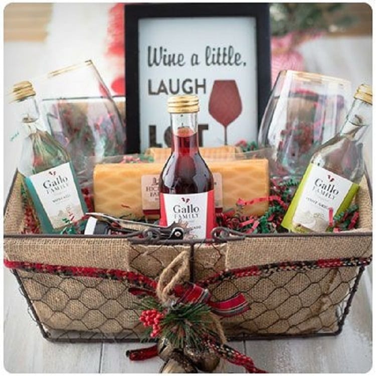 cesta de natal com garrafinhas de vinho