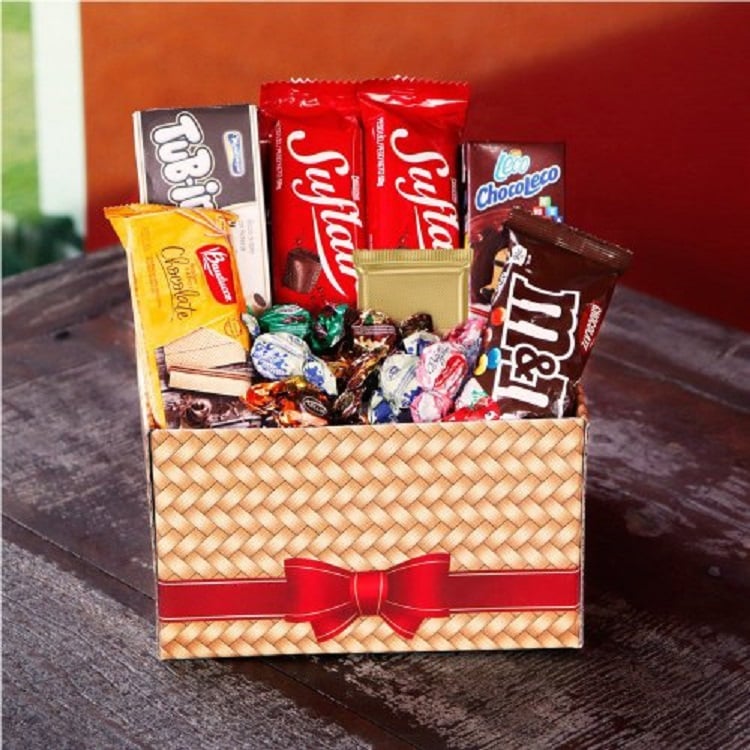 caixa com barras de chocolate e bombons