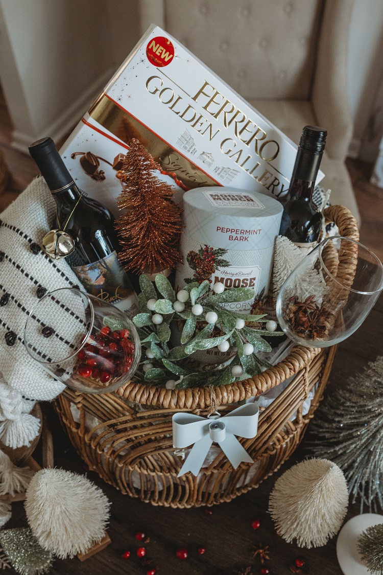 cesta de Natal com vinho e chocolate