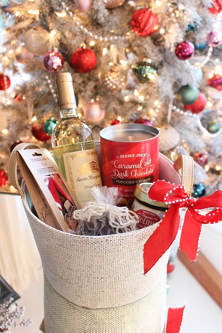 cesta de Natal com vinho e doces