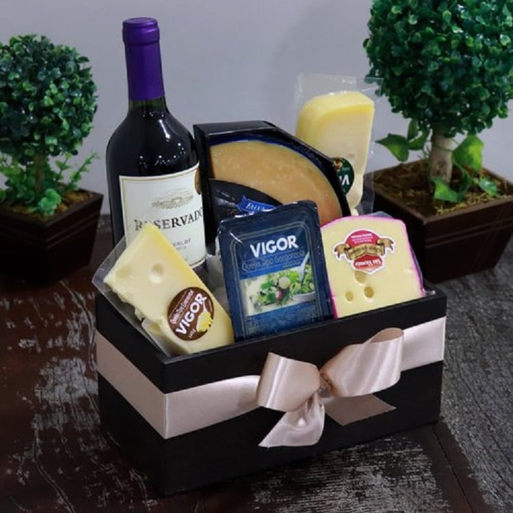 foto de cesta de Natal com queijos e vinho